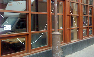 Transistor design : wall design, Antenne-A , Display of l\'Antenne, l\'Agitée, la Casbah, le Cercle, la Cuisine, l\'Impérial and Théâtre Petit Champlain for the 2008 Antenne-A Festival